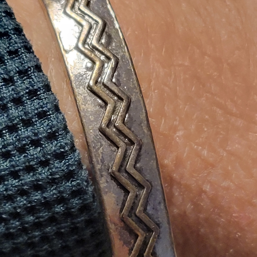 Silver Zigzag Patterned Bracelet - image 1